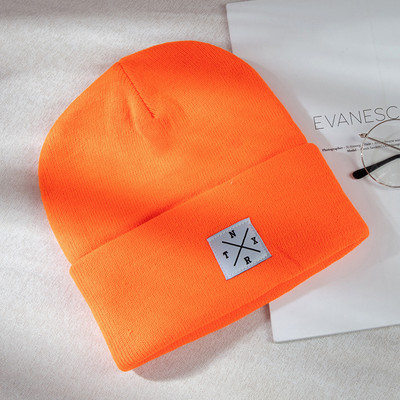 Női őszi-téli sapka emblémával