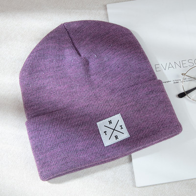 Női őszi-téli sapka emblémával