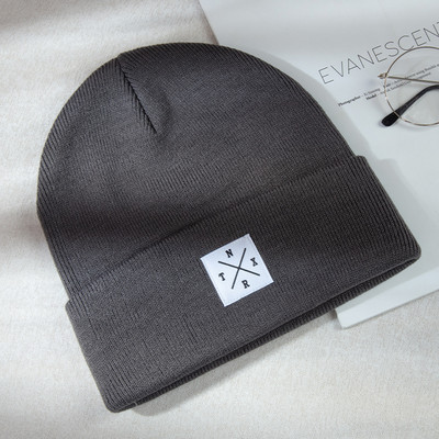 Női őszi-téli sapka emblémával