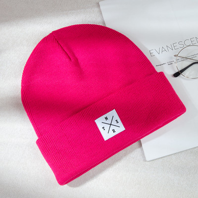 Női őszi-téli sapka emblémával