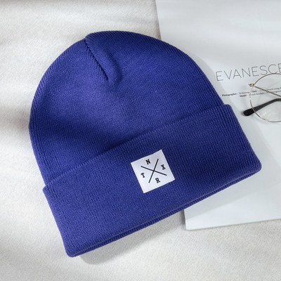 Női őszi-téli sapka emblémával