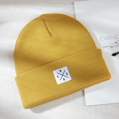 Női őszi-téli sapka emblémával