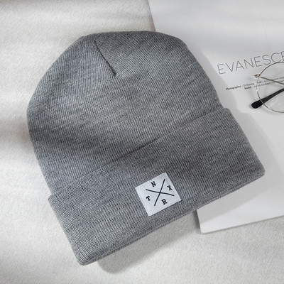 Női őszi-téli sapka emblémával