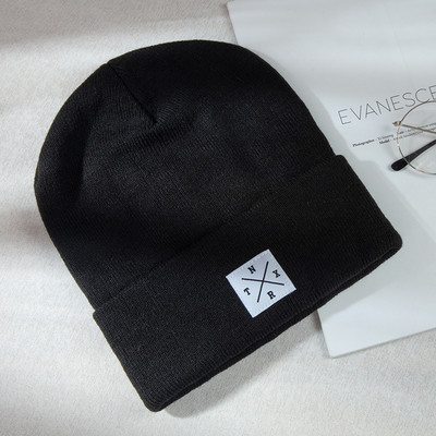 Női őszi-téli sapka emblémával