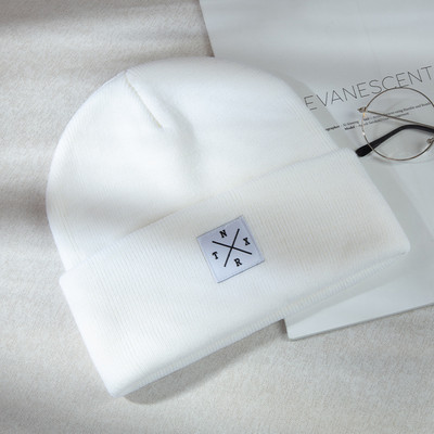 Női őszi-téli sapka emblémával