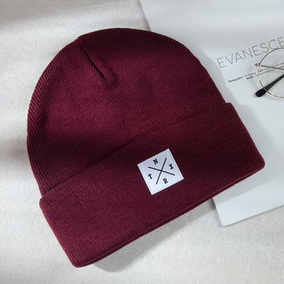 Női őszi-téli sapka emblémával