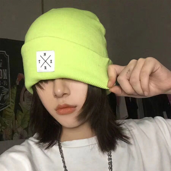 Női őszi-téli sapka emblémával