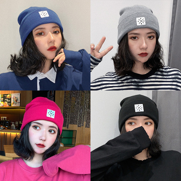 Női őszi-téli sapka emblémával