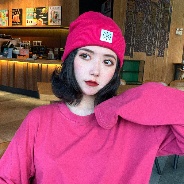 Női őszi-téli sapka emblémával