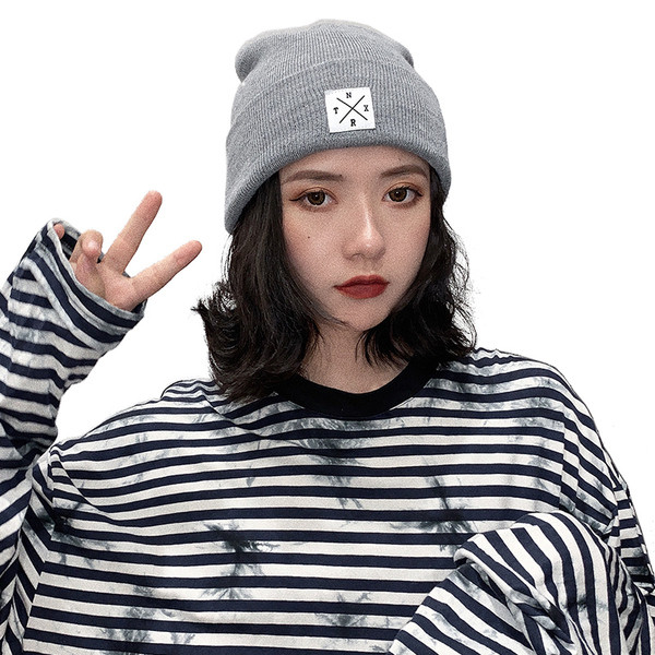 Női őszi-téli sapka emblémával