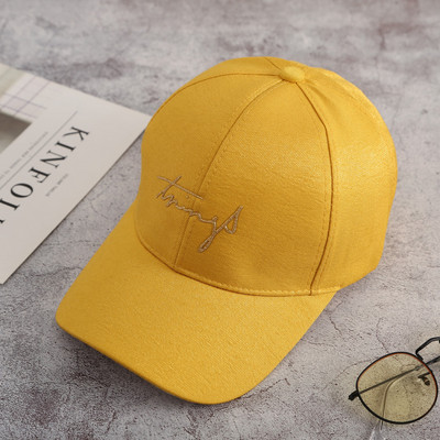 Állítható női sapka hímzéssel