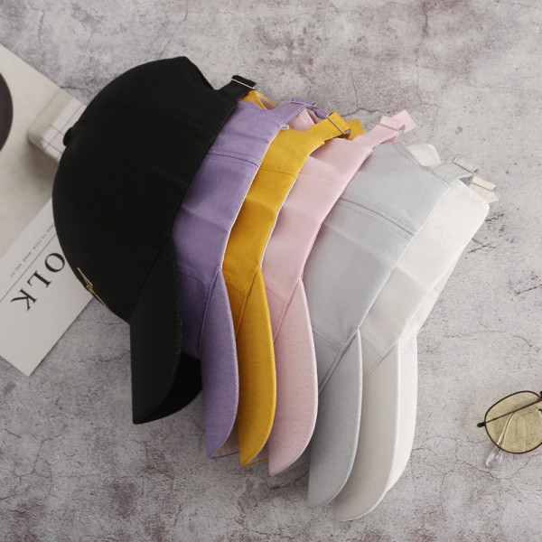 Állítható női sapka hímzéssel