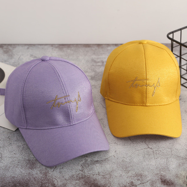 Állítható női sapka hímzéssel