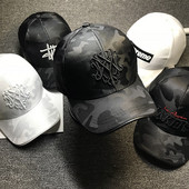 Hétköznapi női sapka - hímzéssel és napellenzővel