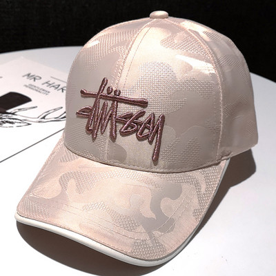 Hétköznapi női sapka - hímzéssel és napellenzővel