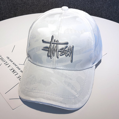 Hétköznapi női sapka - hímzéssel és napellenzővel