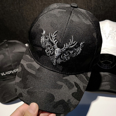 Hétköznapi női sapka - hímzéssel és napellenzővel