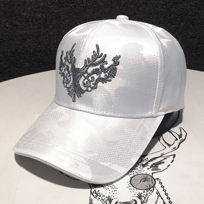 Hétköznapi női sapka - hímzéssel és napellenzővel