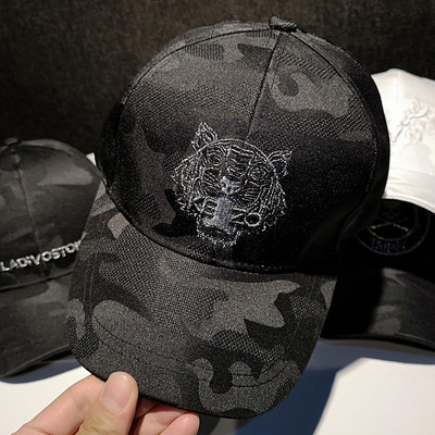 Hétköznapi női sapka - hímzéssel és napellenzővel