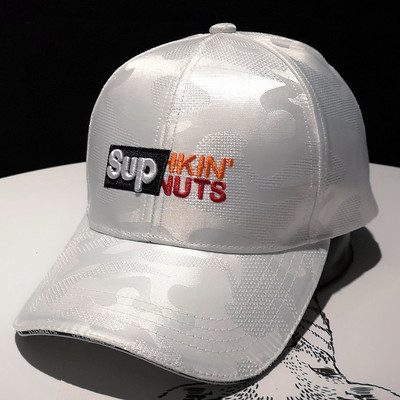 Hétköznapi női sapka - hímzéssel és napellenzővel