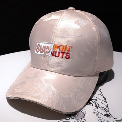 Hétköznapi női sapka - hímzéssel és napellenzővel