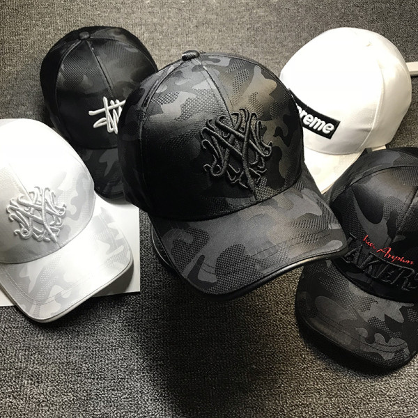 Hétköznapi női sapka - hímzéssel és napellenzővel