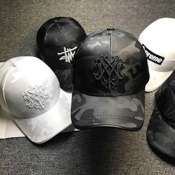 Hétköznapi női sapka - hímzéssel és napellenzővel