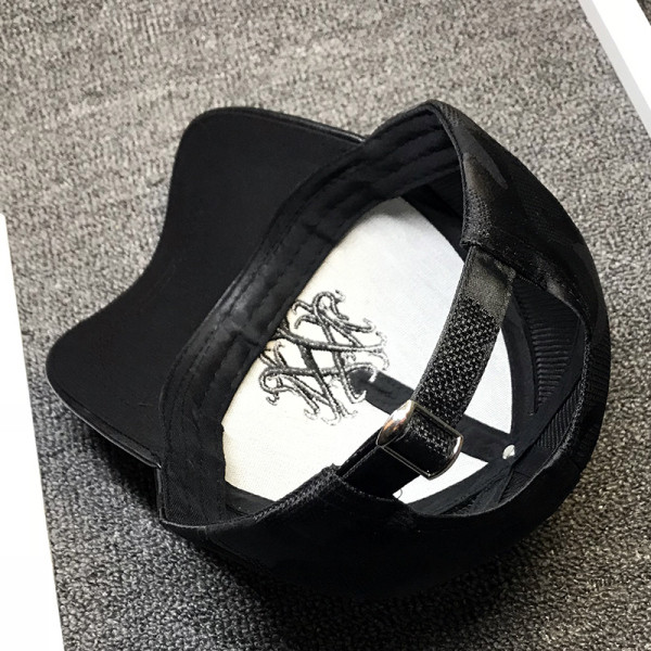 Hétköznapi női sapka - hímzéssel és napellenzővel