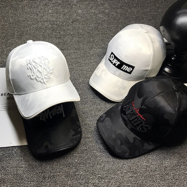 Hétköznapi női sapka - hímzéssel és napellenzővel