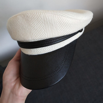 Μοντέρνο  γυναικείο καπέλο χειμερινό  με δερμάτινο γείσο