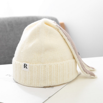 Γυναικείο μάλλινο καπέλο με τρισδιάστατα στοιχεία και έμβλημα