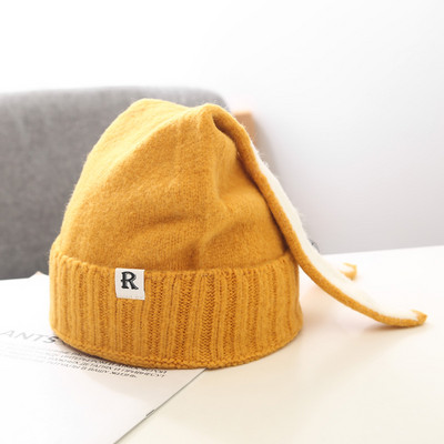 Γυναικείο μάλλινο καπέλο με τρισδιάστατα στοιχεία και έμβλημα