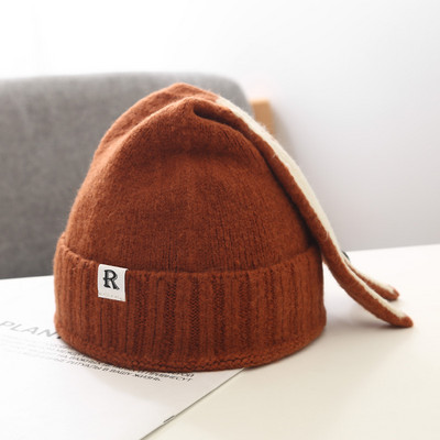 Γυναικείο μάλλινο καπέλο με τρισδιάστατα στοιχεία και έμβλημα