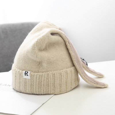 Γυναικείο μάλλινο καπέλο με τρισδιάστατα στοιχεία και έμβλημα