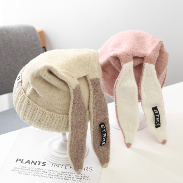 Γυναικείο μάλλινο καπέλο με τρισδιάστατα στοιχεία και έμβλημα