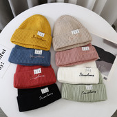 Kötött női sapka hímzett felirattal