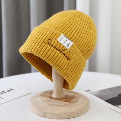 Kötött női sapka hímzett felirattal