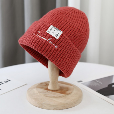 Kötött női sapka hímzett felirattal