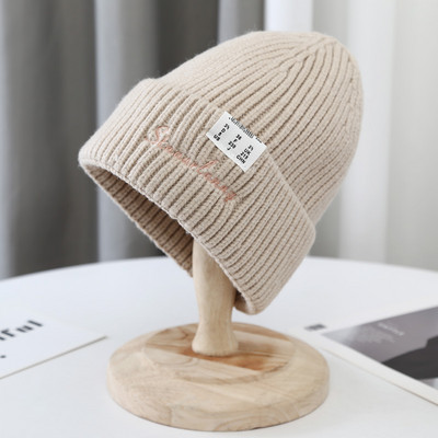 Kötött női sapka hímzett felirattal