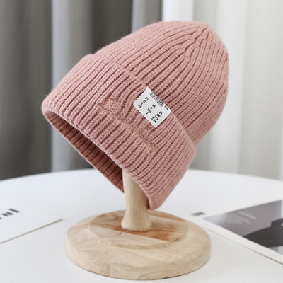 Kötött női sapka hímzett felirattal