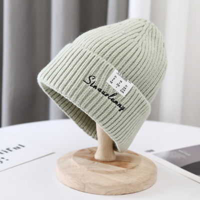 Kötött női sapka hímzett felirattal