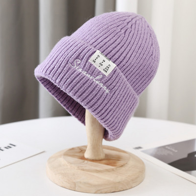 Kötött női sapka hímzett felirattal