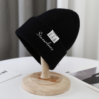 Kötött női sapka hímzett felirattal