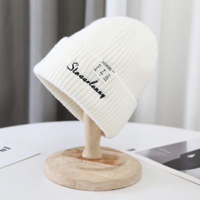 Kötött női sapka hímzett felirattal