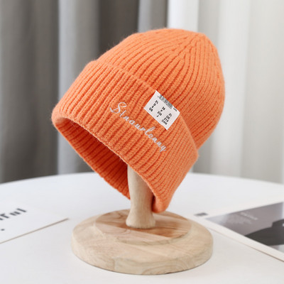 Kötött női sapka hímzett felirattal