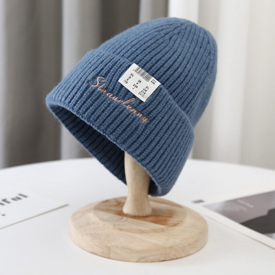 Kötött női sapka hímzett felirattal