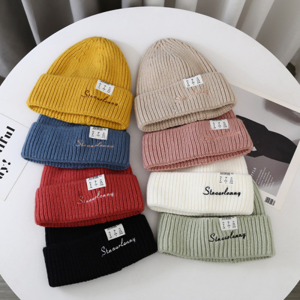 Kötött női sapka hímzett felirattal