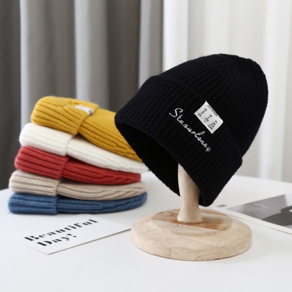 Kötött női sapka hímzett felirattal