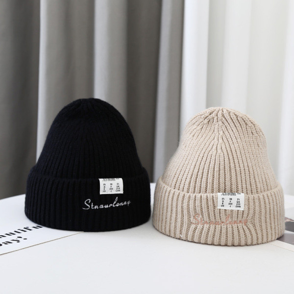 Kötött női sapka hímzett felirattal