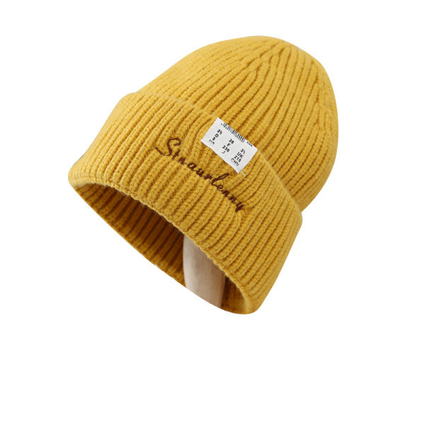 Kötött női sapka hímzett felirattal